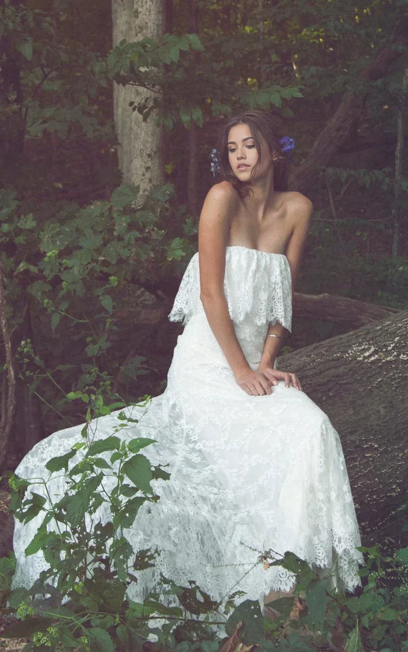 Vestido de novia largo estilo sirena con encaje bohemio, hombros descubiertos y volantes